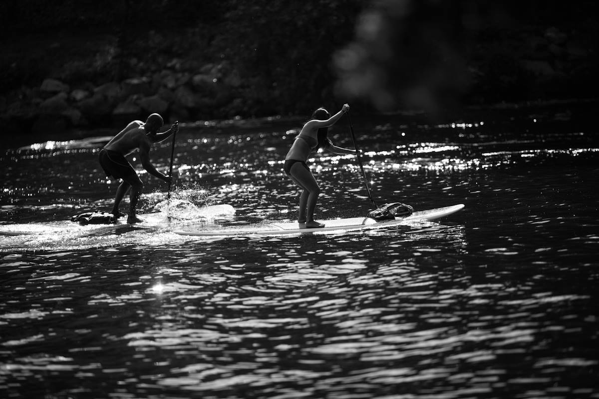 2 people paddling SUP