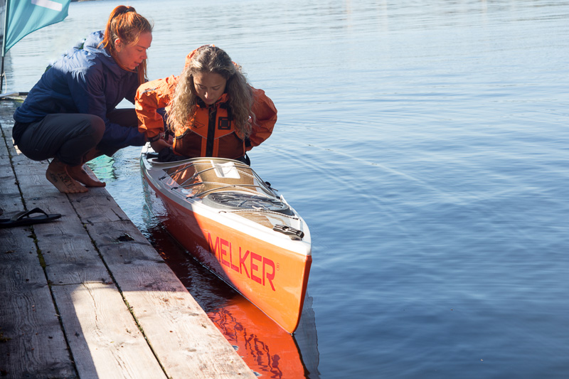 Person som hyr kajak får hjälp