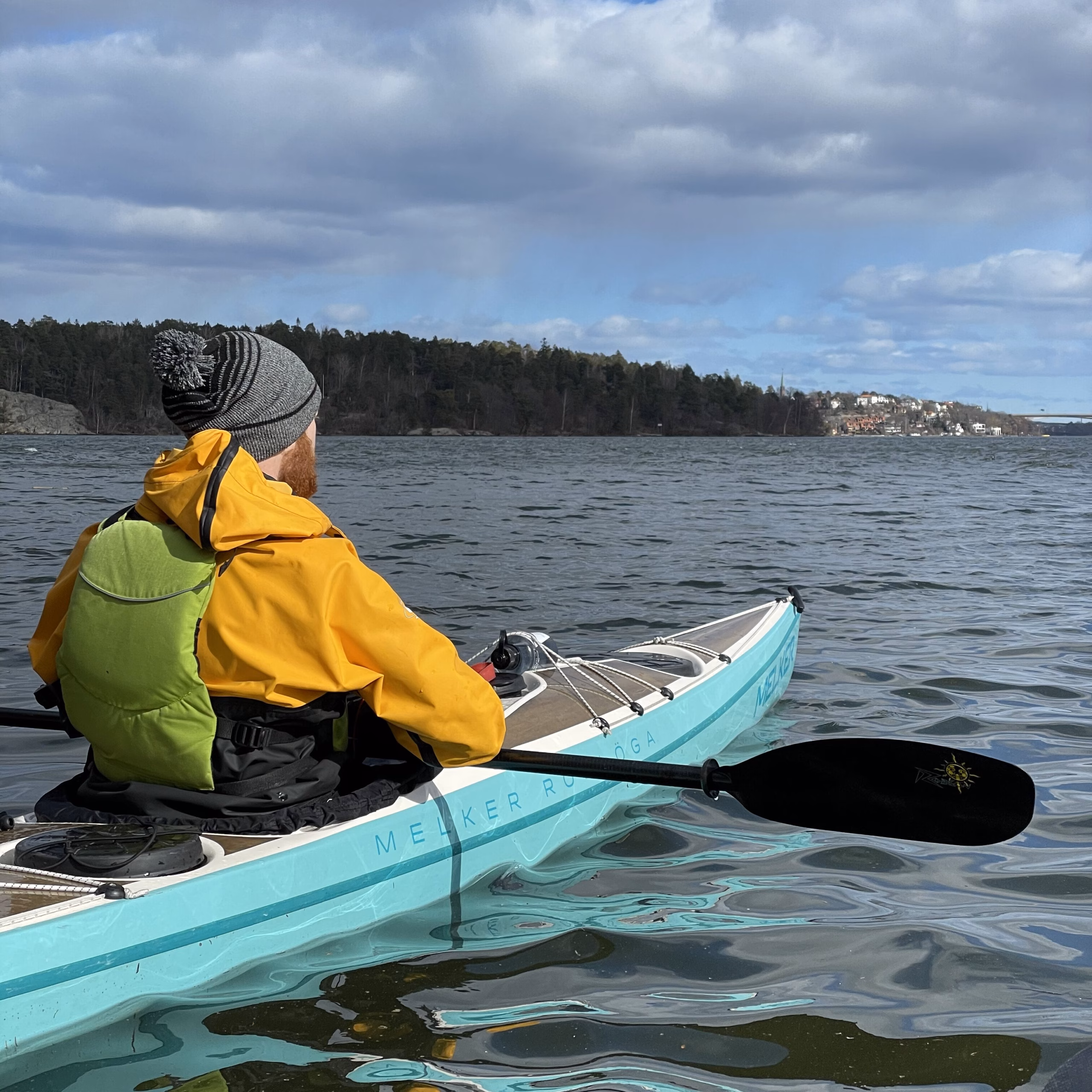 A person in a kayak paddling towards Mälaröarna